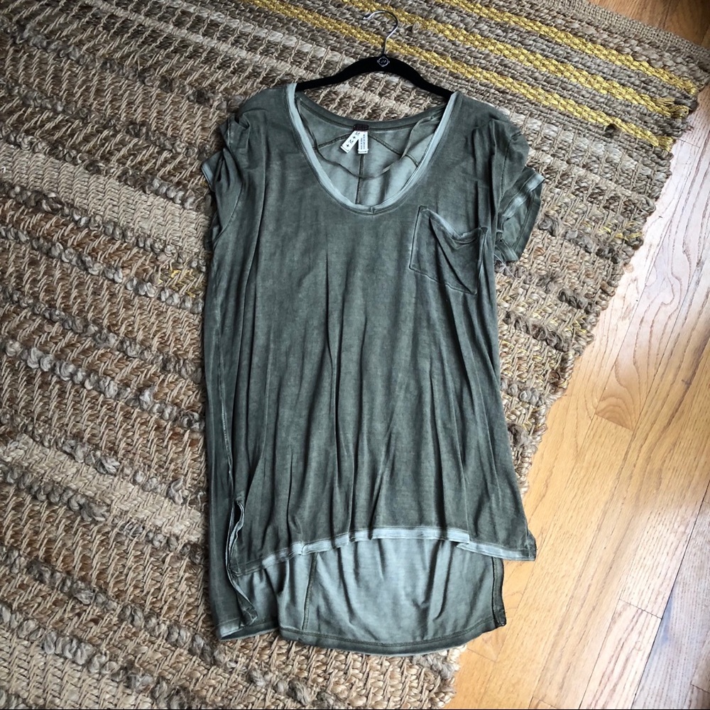 2/$15 or 3/$20 Free People V Neck Sz. M